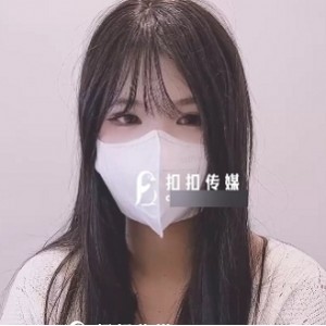 美女《Yiyi》展示灰色丝袜脚丫